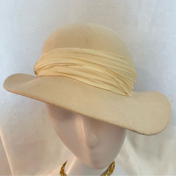 Vintage Cream Felted 1960s Ladies’ Hat - Picture 4 of 14